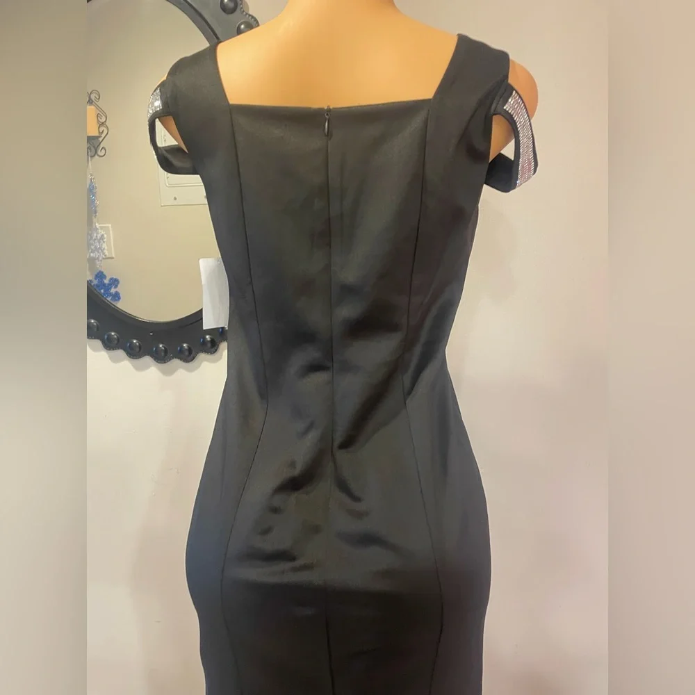 NWT BLACK DRESS WITH OPEN SHOULDERS AND SILVER BRIGHT STRAPS SIZE 8 (21) - Picture 5 of 7